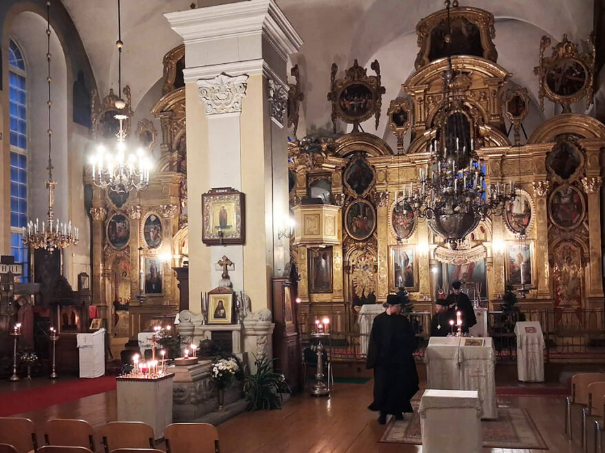 Tallinna Issanda Muutmise Peakirik ja jõulusõnum tänases maailmas Tallinna vanalinna südames asuv Issanda Muutmise Peakirik ei ole üksnes arhitektuurimälestis ega ajalooline pühakoda. See on paik, kus sajandite jooksul on põimunud Lääne ja Ida kristlik traditsioon, poliitilised murrangud ning vaimulik järjepidevus. Just selles ajaloolises kontekstis omandab erilise kaalu ka Eesti Apostlik-Õigeusu Kiriku metropoliit Stefanuse jõululäkitus, mis kõlab kiriku võlvide all kui ajatu ja samas sügavalt tänapäevane sõnum. Metropoliit Stefanus rõhutab oma läkituses, et jõulud ei ole pelgalt mälestus minevikust, vaid elav tegelikkus: Jumal on saanud inimeseks ja elab meie keskel. See sõnum haakub sügavalt Issanda Muutmise Peakiriku ajaloo ja tähendusega, kus „muutumine“ on olnud nii teoloogiline kui ka ajalooline reaalsus. Issanda Muutmise tähendus: teoloogiline ja ajalooline mõõde Õigeusu traditsioonis tähistab Issanda Muutmine (kreeka keeles Μεταμόρφωσις – metamórphōsis, „muundumine“, „kirkastumine“) Kristuse jumaliku au ilmnemist Tabori mäel. See ei ole pelgalt väline muutus, vaid inimese kutsumine osadusse Jumala valgusega. Kreeka liturgilises keeles väljendatakse seda sündmust sõnadega: «Ἐμεταμορφώθης ἐν τῷ ὄρει, Χριστὲ ὁ Θεός» (Emetamorphṓthēs en tō órei, Christè ho Theós) – „Sa muutusid kirkaks mäel, Kristus Jumal.“ Tallinna Issanda Muutmise kiriku nimevalik ei olnud juhuslik. Vene keeles tähendab Преображение samuti „muutumist“ või „ümberkujundamist“, viidates nii vaimulikule uuenemisele kui ka ajaloolistele muutustele vallutatud aladel. Seega kannab kiriku nimi endas mitmekihilist sõnumit, mis on aktuaalne ka tänapäeval Tallinna Issanda Muutmise Peaki… . Tallinna Issanda Muutmise Peakiriku ajalugu Algus tsistertslaste kloostrikirikuna Kirikuhoone rajati 13. sajandil algselt Tallinna Püha Miikaeli tsistertslaste nunnakloostri peakirikuks. Taani kroonikad seostavad ehituse algust aastaga 1249, mil Taani kuningas Erik IV Adraraha andis tõuke kloostri rajamiseks. Hoone kujunes välja mitme sajandi jooksul ning selle gooti võlvid kuuluvad Tallinna vanimate hulka Tallinna Issanda Muutmise Peaki… . Reformatsioonist õigeusu katedraaliks Pärast reformatsiooni muutus kloostri funktsioon ning 1710. aastal, pärast Tallinna kapituleerumist Vene impeeriumile, anti kirik üle õigeusu kogudusele. 1732. aastal pühitseti hoone Issanda Muutmise kirikuks ning sellest sai Tallinna õigeusu kogukonna vaimulik keskus. Kuni Aleksander Nevski katedraali valmimiseni 1900. aastal täitis see kirik peakiriku ehk katedraali rolli Tallinna Issanda Muutmise Peaki… . Arhitektuuriline muutumine ja kunstipärand 18.–19. sajandil läbis kirik mitmeid ümberehitusi, mis andsid sellele tänase klassitsistliku ilme. Erilise tähtsusega on barokkstiilis ikonostaas, mille kavandas Ivan Zarudnõi ja mille valmistamises osales kümneid meistreid. Ikonostaas on teoloogiline „pildiline evangeelium“, kus Kristuse sünd, elu ja kirkastus avanevad vaatajale ikoonide kaudu Tallinna Issanda Muutmise Peaki… . Kirik kui eesti õigeusu vaimulik kese sajandi alguses, pärast vene koguduse lahkumist Aleksander Nevski katedraali, sai Issanda Muutmise kirikust eesti õigeusu koguduse vaimulik kodu. Siia paigutati ka püha märterpiiskop Platoni haud, mis teeb kirikust ühe olulisema mälestuspaiga Eesti õigeusu ajaloos Tallinna Issanda Muutmise Peaki… . Kreeka keeles nimetatakse kirikut sageli sõnaga ναός (naós) – „püha paik“, mis rõhutab, et tegemist ei ole pelgalt hoone, vaid Jumala kohalolu paigaga. Metropoliit Stefanuse jõululäkitus ja Issanda Muutmise sõnum Metropoliit Stefanuse 2024. aasta jõululäkitus tuletab meelde kristluse keskset tõde: Jumal ei ole kauge ega kättesaamatu. Kristus sünnib maailma, et olla koos inimesega – tema kodus, rõõmus ja kannatuses. Kreeka keeles väljendatakse seda saladust sõnadega: «Ὁ Λόγος σὰρξ ἐγένετο» (Ho Lógos sárx egéneto) – „Sõna sai lihaks“ (Jh 1:14). See lause seob jõulud ja Issanda Muutmise üheks tervikuks: Kristuse sündimine ja Tema kirkastumine näitavad, et inimene on kutsutud valguse ja armastuse osadusse. Issanda Muutmise Peakirik, oma mitmekesise ja muutusterohke ajalooga, on selle sõnumi elav tunnistaja. Kokkuvõte Tallinna Issanda Muutmise Peakirik ei ole vaid mineviku mälestusmärk, vaid elav vaimulik ruum, kus ajalugu, teoloogia ja tänapäevane usuelu kohtuvad. Metropoliit Stefanuse jõululäkitus kõlab selles kontekstis kui kutse sisemisele muutumisele – μεταμόρφωσις –, mis algab Kristuse sündimisest inimese südames ja jätkub kogu elu vältel.