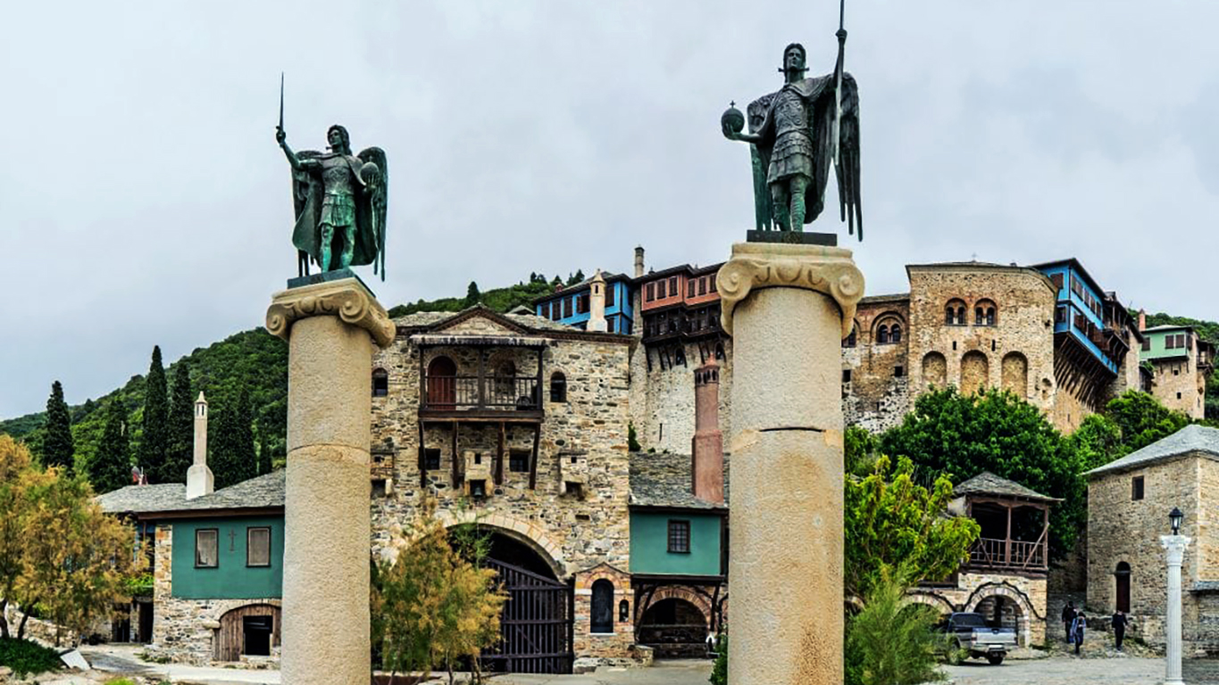 Õigeusu kirikus ei ole aeg pelgalt kronoloogiline nähtus, vaid vaimulik tee. Athose Mäel – Ἅγιον Ὄρος (Agion Oros, „Püha Mägi“) – elatakse aega nii, et minevik, olevik ja igavik põimuvad. Seepärast ei ole juhuslik, et Athose mungad tähistavad jõule Juliuse kalendri järgi